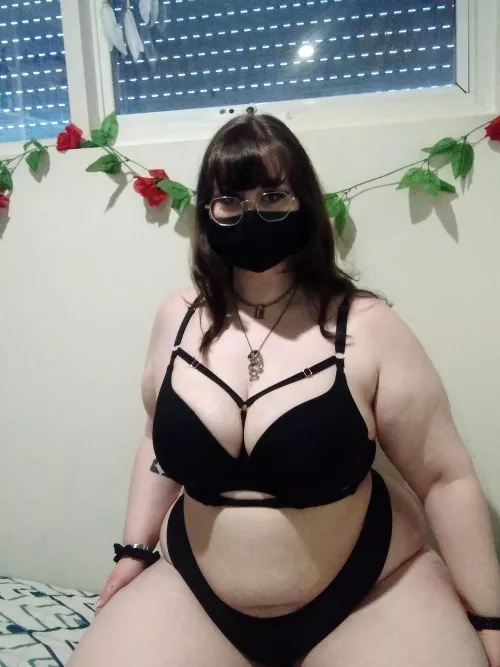 Your Aussie big tiddy goth gf is back! 🥺