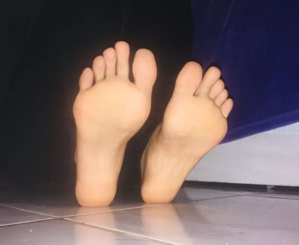 Your cock would look amazing between my toes:)