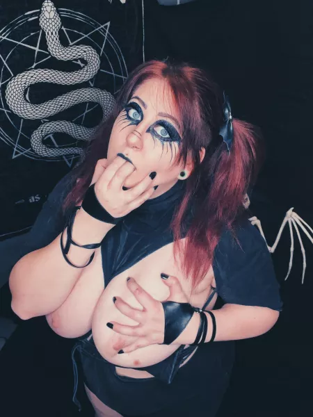 Your favorite big titty goth is online all day! Come make my makeup run! 😈Link in comments