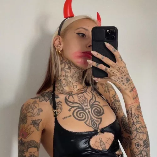 Your Favorite School Desk. (@lrzbff) [instagram]