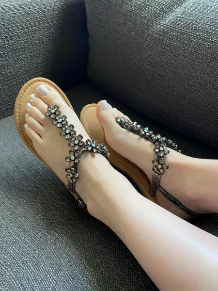 You‘re out with your girlfriend. Would you take a look?😉